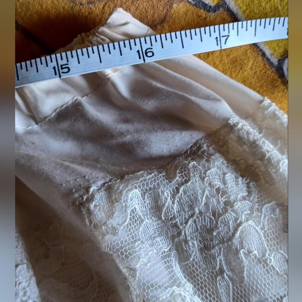 Vintage off white lace short skirt or petticoat - Picture 6 of 7